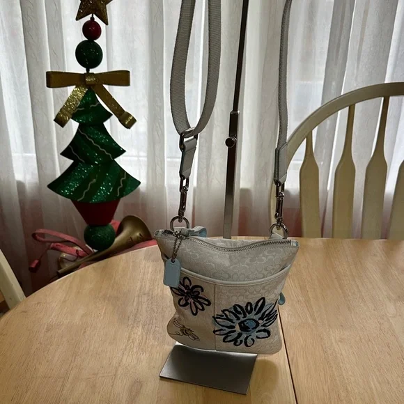 Coach 2006 Bee 🐝 Bag Floral Embroidered Women's Bag - Picture 2 of 8